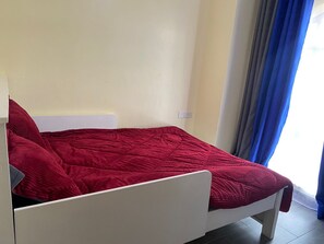 3 makuuhuonetta, silitysrauta/-lauta, vuodevaatteet