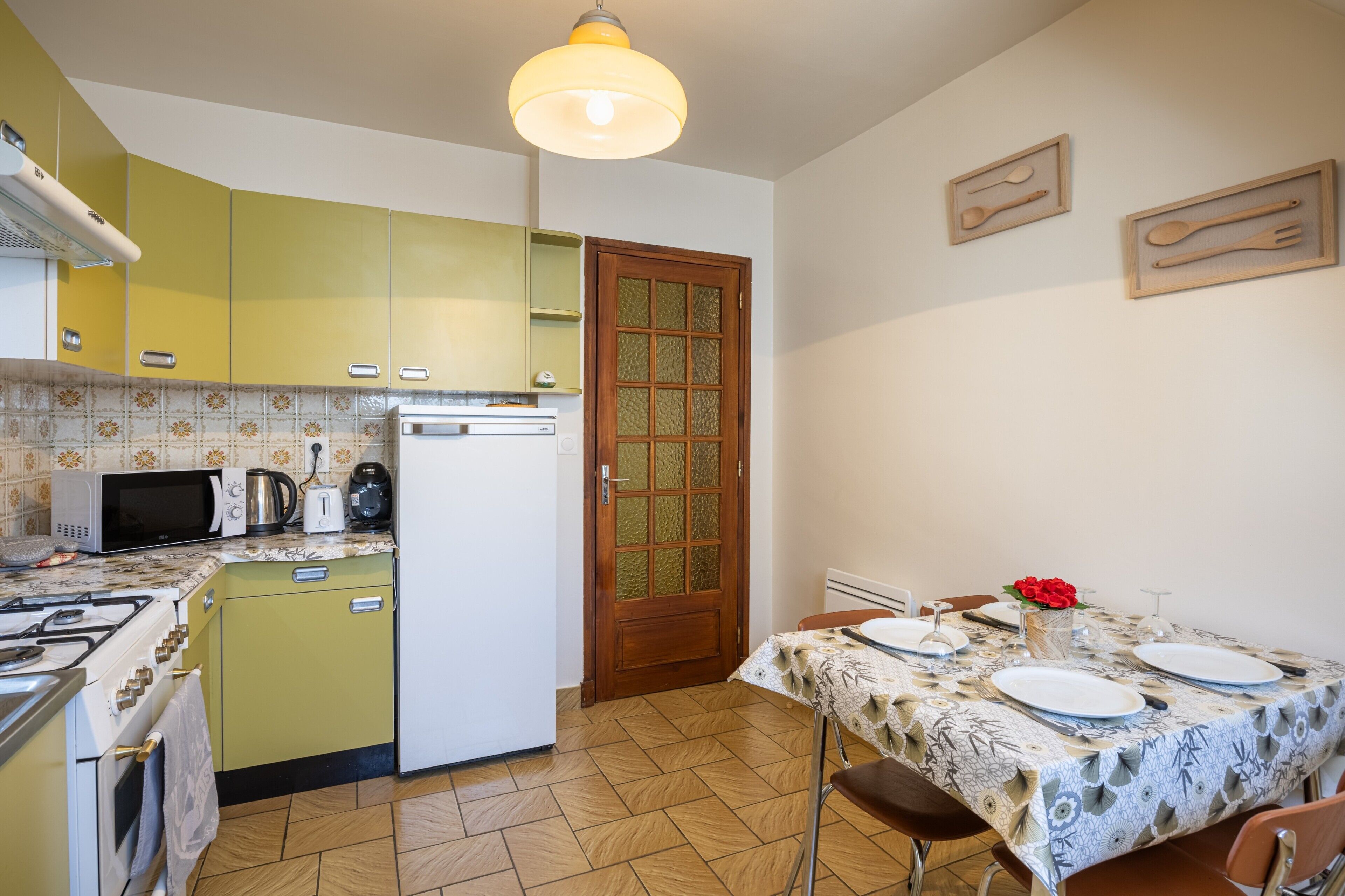 Refrigerador, microondas, horno, placa de cocina