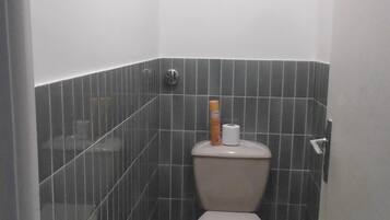 Een douche, handdoeken