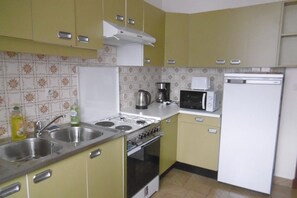 Kjøleskap, mikrobølgeovn, ovn og kokeplater