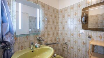 Douche, serviettes fournies