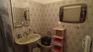 Chuveiro, toalhas de banho