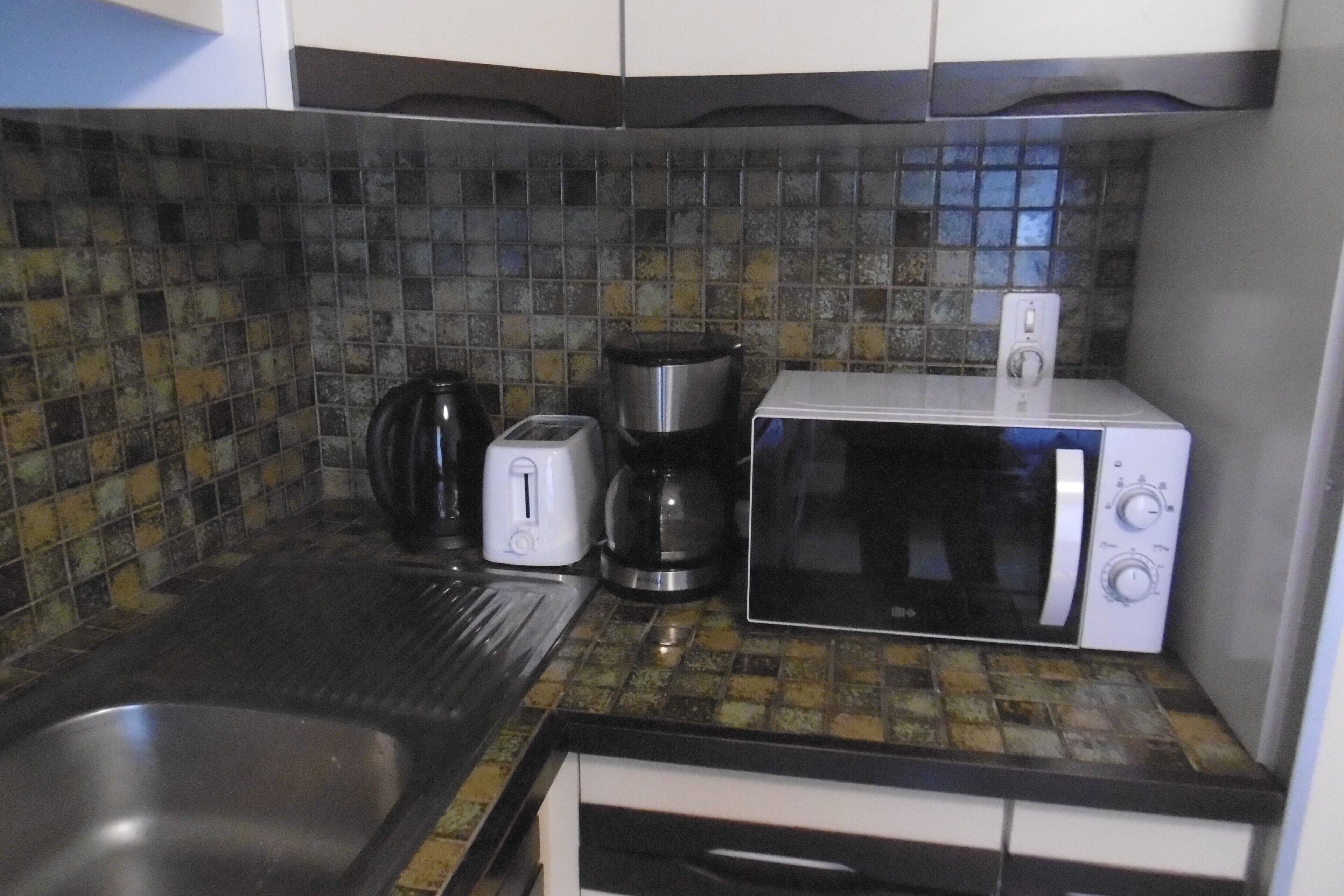 Frigorifero, microonde, forno, piano cottura