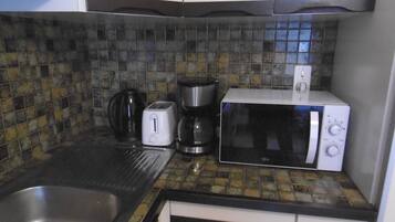 Frigorifero, microonde, forno, piano cottura