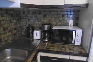 Kylskåp, mikrovågsugn, ugn och spishäll