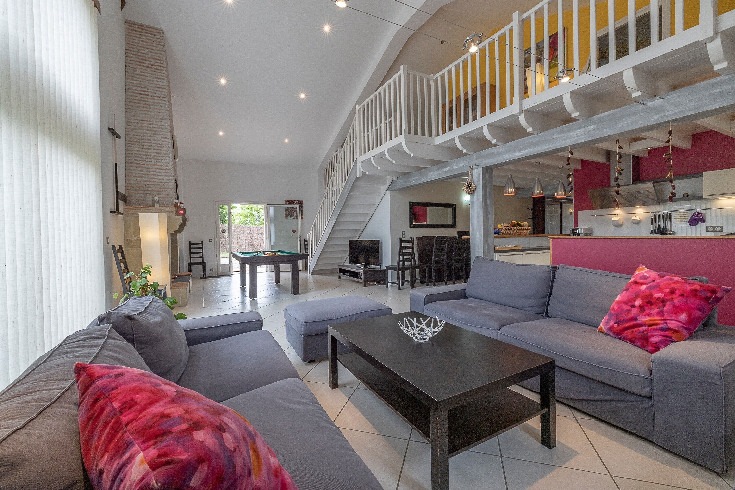 Télévision, cheminée, lecteur de DVD, table de tennis de table