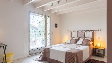 5 bedrooms, iron/ironing board, free WiFi, bed sheets