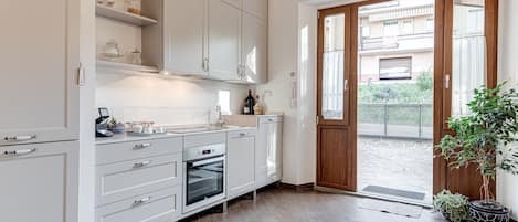 Fridge, stovetop, dishwasher, coffee/tea maker