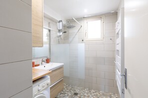 Douche, séchoir à cheveux, serviettes fournies