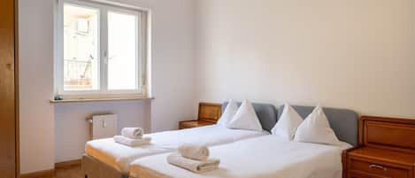 1 bedroom, bed sheets