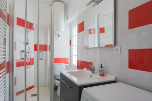 Douche, sèche-cheveux