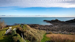 A coastal landscape with a rocky beach, a white bridge, and a clear sky. - Studio "Direct Sea View for 2 People" with Sea View, 2 Balconies and Wi-Fi (Saint-Quay Portrieux)