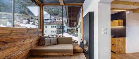 テレビ、暖炉、卓球台