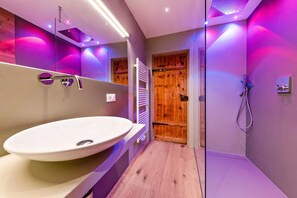 Shower, hair dryer, towels - Apartment 'Naturoase Stegerhof Ringelblume' with Mountain View, Shared Pool and Sauna (Truden im Naturpark)