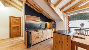 Fridge, oven, stovetop, dishwasher