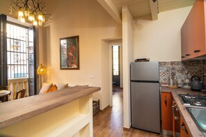 Frigorifero, forno, piano cottura, lavastoviglie