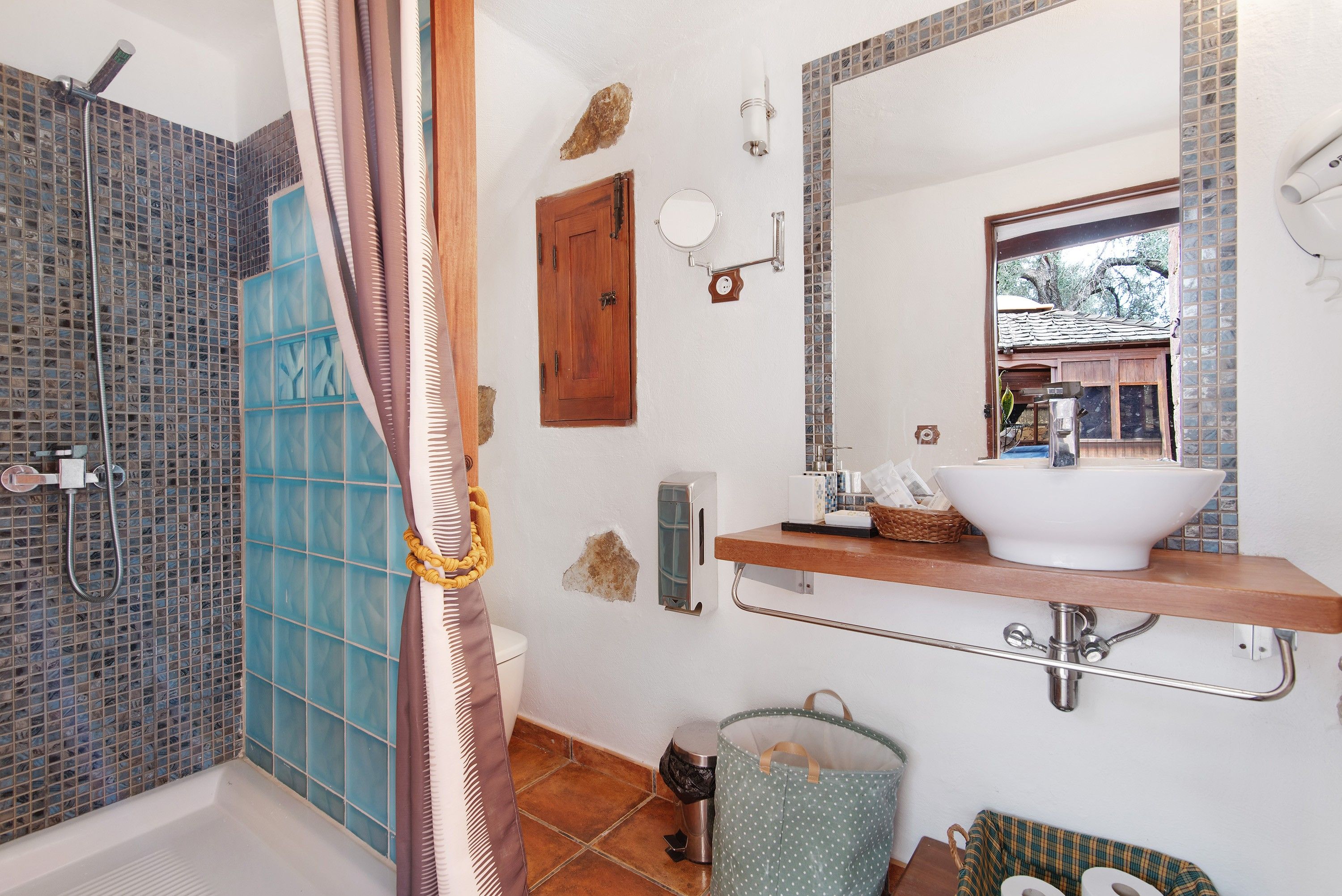 Ein Badezimmer mit Dusche, Waschbecken und Toilette.