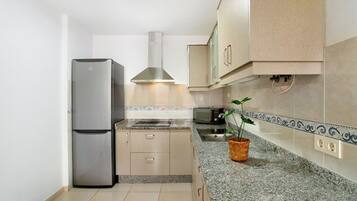 Frigorífico, microondas, placa de cocina y cafetera o tetera