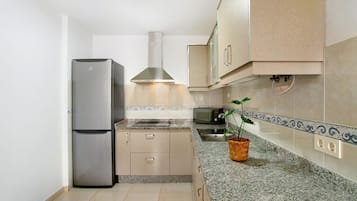 Frigorifero, microonde, piano cottura, macchina per tè/caffè