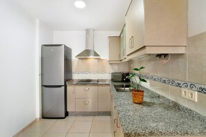 Geladeira, micro-ondas, cooktop, cafeteira/chaleira