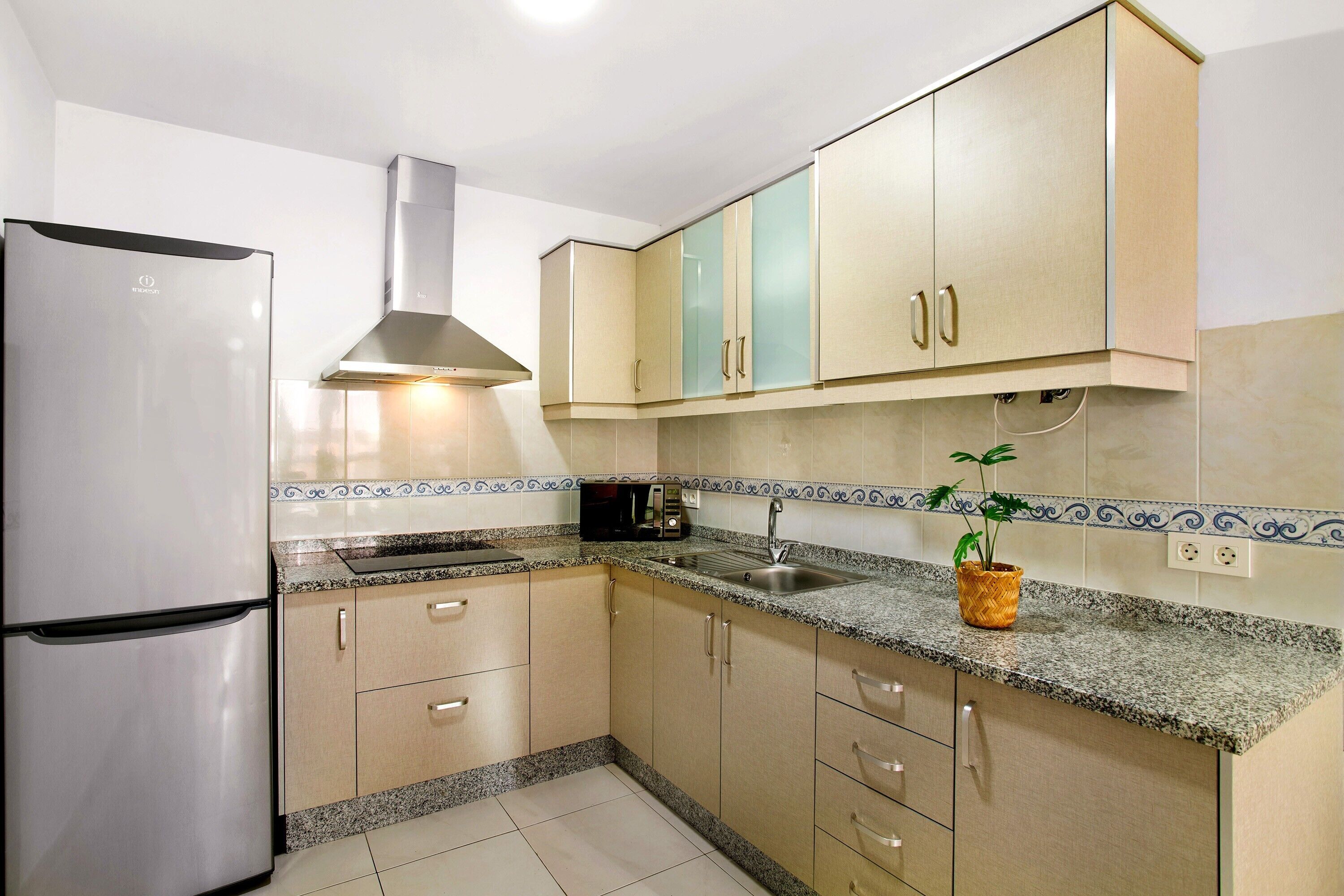 Réfrigérateur, micro-ondes, plaque de cuisson, cafetière/bouilloire