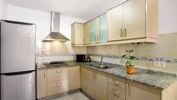 Frigorífico, microondas, placa de cocina y cafetera o tetera