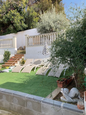 Property grounds. Holiday Home "Lola's Beach House" with Sea View, Private Pool & Wi-Fi