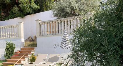 Holiday Home "Lola's Beach House" with Sea View, Private Pool & Wi-Fi