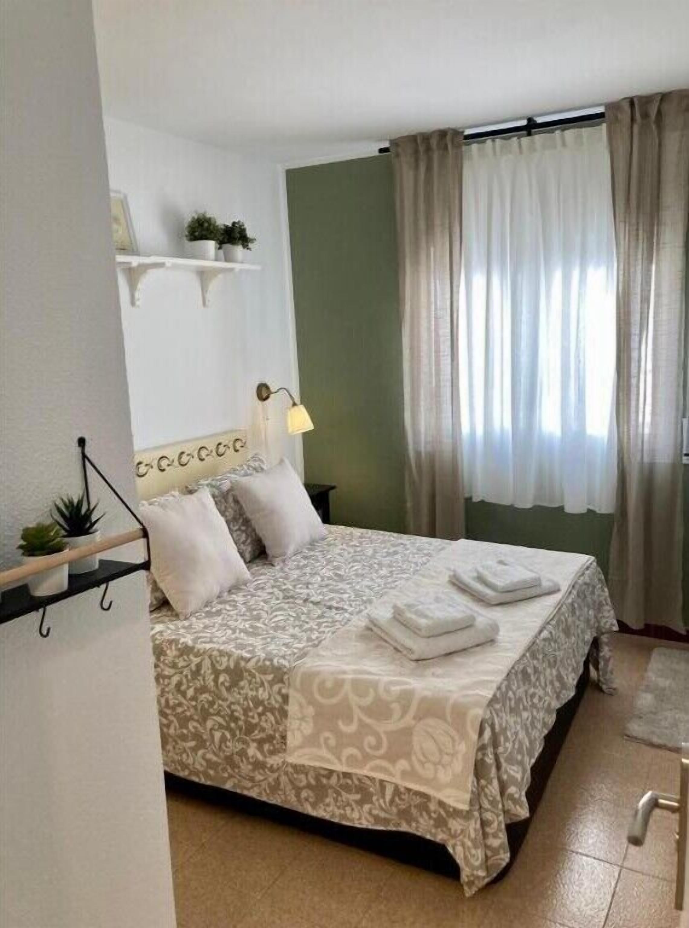 4 bedrooms, iron/ironing board, free WiFi, bed sheets