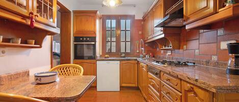 Fridge, oven, stovetop, dishwasher