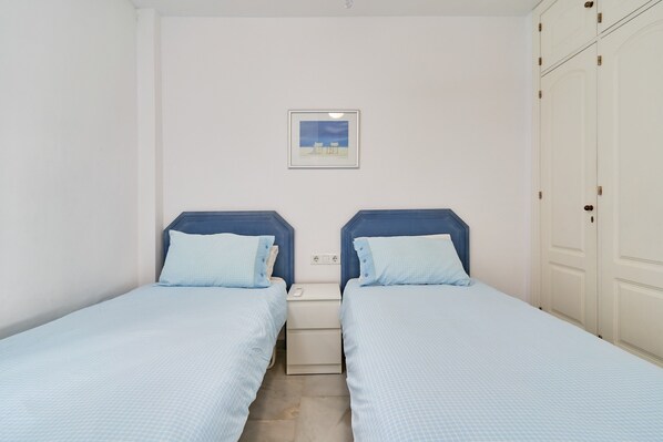 2 bedrooms, iron/ironing board, WiFi (free), bed sheets - Apartment 'Superb Nerja' with shared pool, Wi-Fi, Air-Con, near Burriana Beach (Nerja)