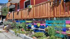 A colorful wooden fence with potted plants and a balcony. - Apartment "Casa Michod - Nonno Marcel" with Mountain View in Chatillon (Chatillon)