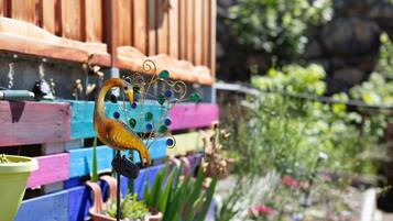 Une clôture en bois aux couleurs vives, avec une sculpture métallique décorative en premier plan.