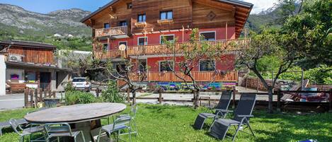 屋外ダイニングエリア