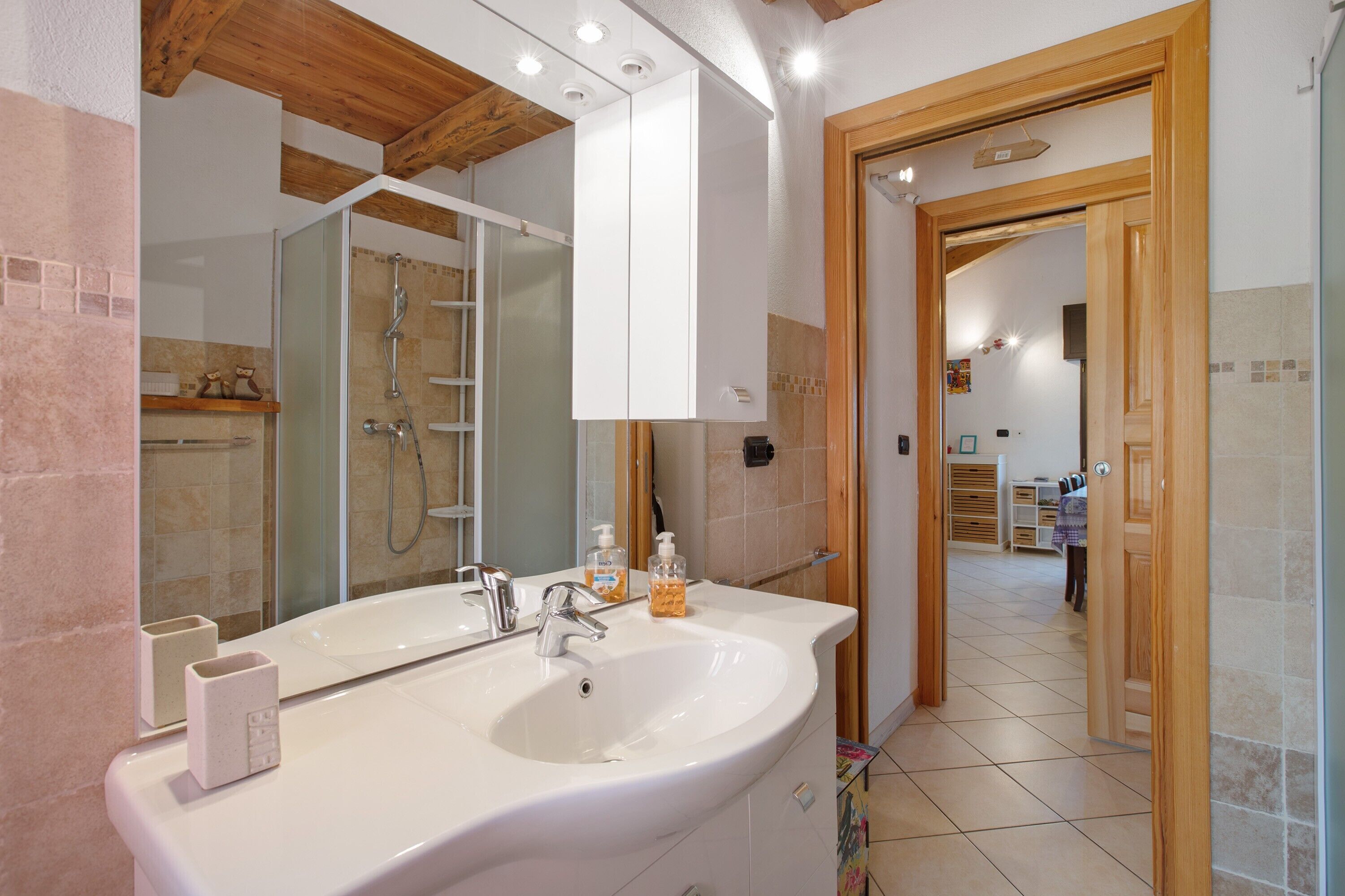 Douche, sèche-cheveux, serviettes fournies