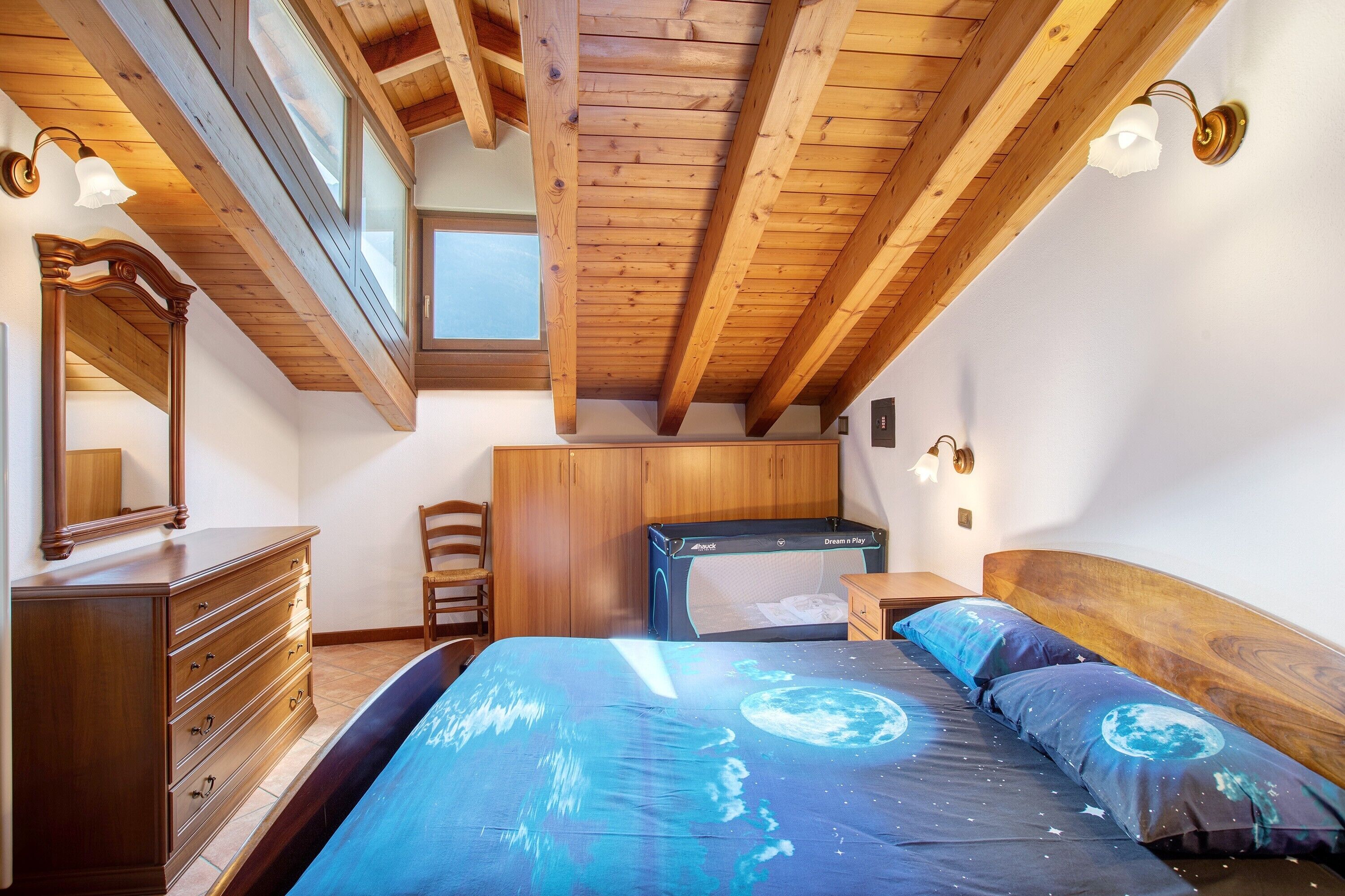 2 室のベッドルーム、WiFi (無料)、ベッドシーツ