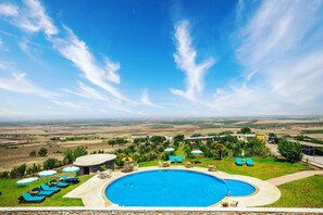 Una piscina al aire libre