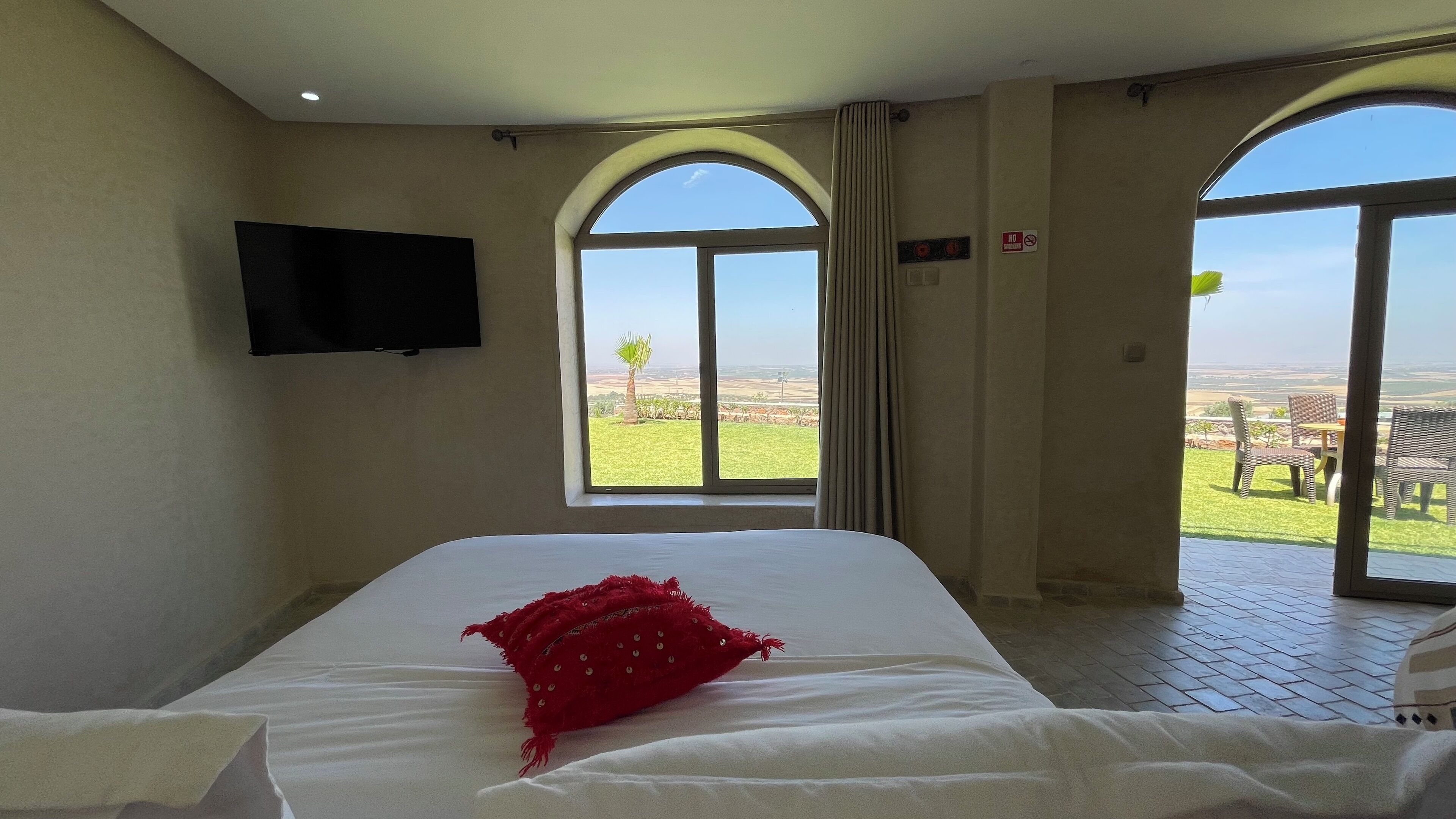 Luxe tweepersoonskamer, 1 kingsize bed, privébadkamer, aan tuin | Lakens van Egyptisch katoen, luxe beddengoed, donsdekens