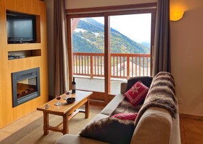 TV - Top floor duplex apartment. 2 spacious bedrooms upstairs and breathtaking views. (Sainte-Foy-Tarentaise)