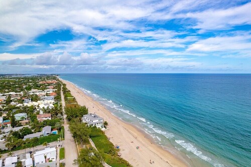 Mins to Beach! Recently remodeled! Putting Green!