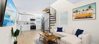 Bright home near beach w/ hammock