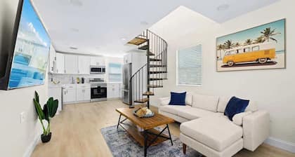 Bright home near beach w/ hammock