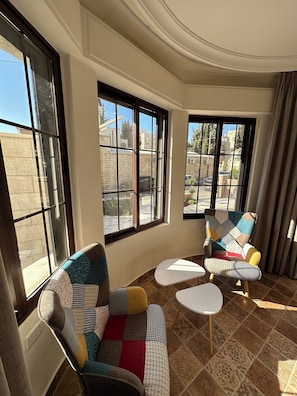Apartment, 1 Bedroom, Accessible, Smoking | Living area