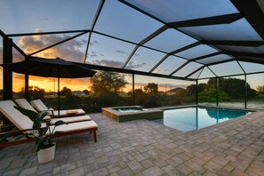 A heated pool - Dream Villa, Canal View. 4 BR 3 FULL BATH with HEATED POOL/SPA (Cape Coral)