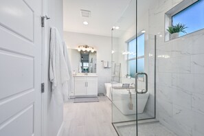 Shower, jetted tub, hair dryer, towels - Dream Villa, Canal View. 4 BR 3 FULL BATH with HEATED POOL/SPA (Cape Coral)
