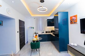 Apartamento | Cozinha privada | Geladeira, micro-ondas, fogão, cooktop