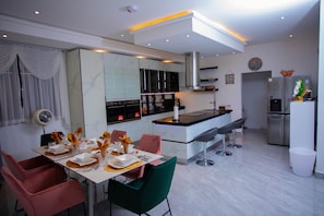 Apartamento | Cozinha privada | Geladeira, micro-ondas, fogão, cooktop