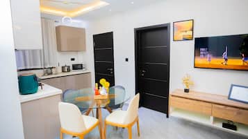 Departamento | Cocina privada | Refrigerador, microondas, horno y parrilla de estufa