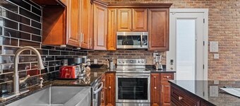 Spacious modern home , close to rivers , Austin, San Antonio & Wineries