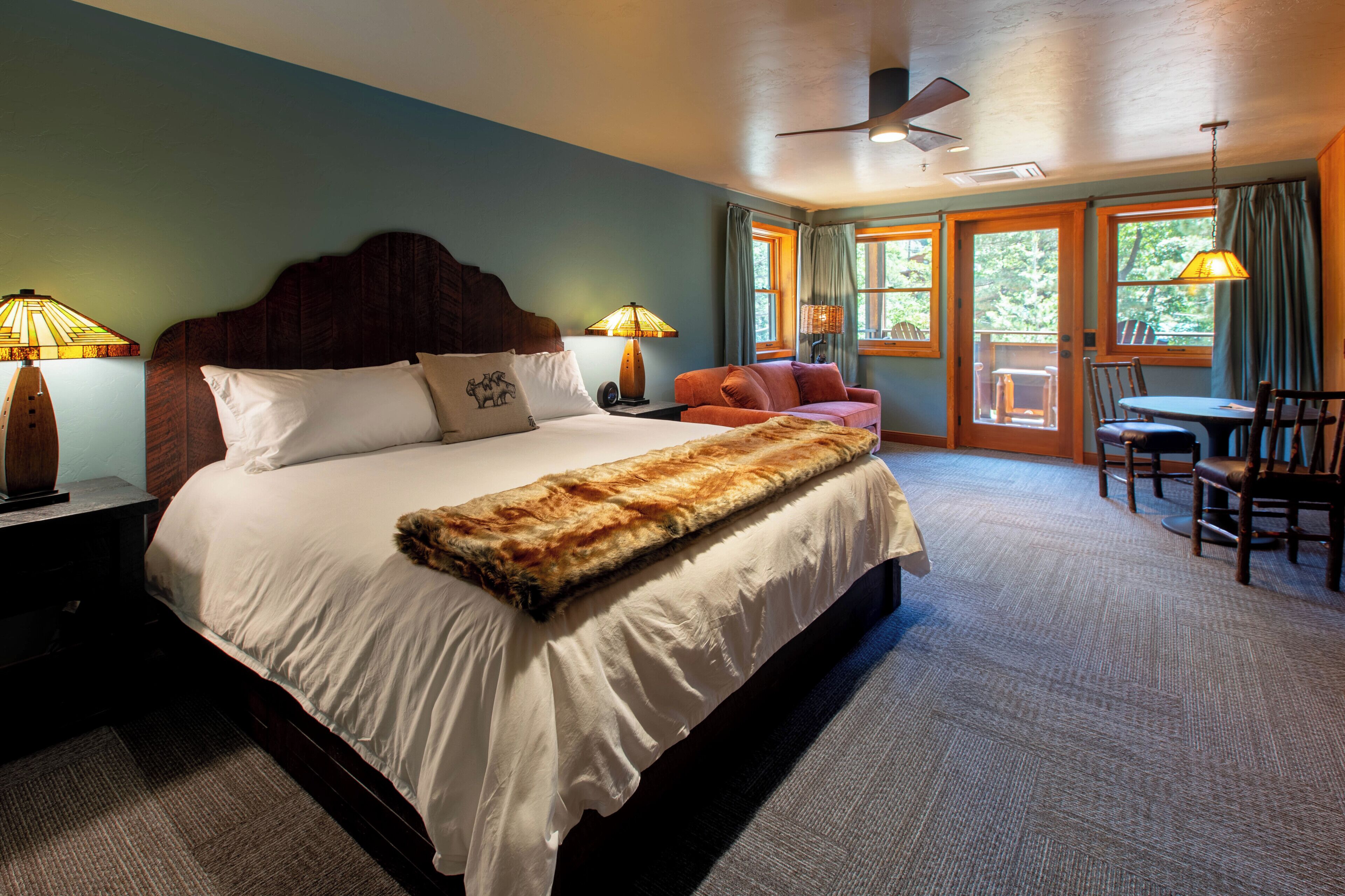 Phòng Deluxe | Minibar, két bảo mật tại phòng, trang trí khác biệt 